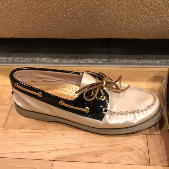 Sperry gold and black patent leather boat shoes. - Picture 2 of 4